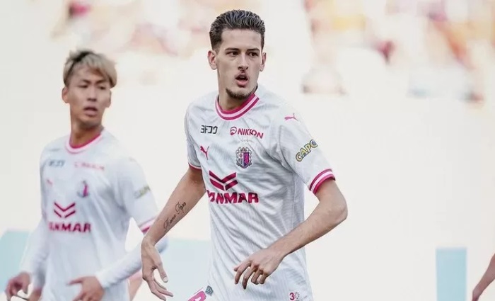 PECAHKAN REKOR: Justin Hubner (tengah) mencatatkan debut bersama Cerezo Osaka. (J League)