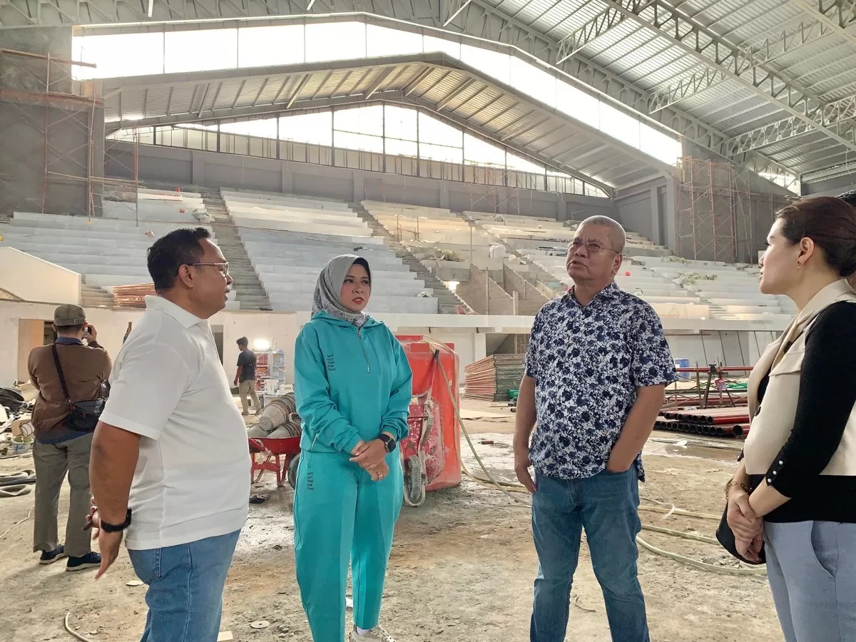 Pj Gubernur Harisson meninjau progres pembangunan GOR Terpadu. (Shando Safela)