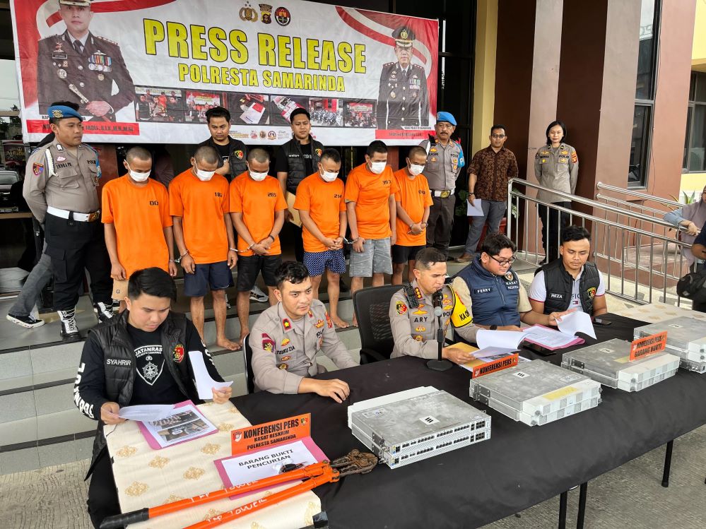 MEMBONGKAR: Kapolresta Samarinda Kombes Pol Ary Fadli (duduk tengah) membeberkan kasus sindikat pencurian penguat sinyal milik salah satu perusahaan provider.