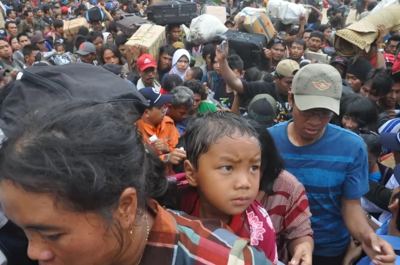 MUDIK: Untuk mencegah dan meminimalisasi kejahatan pencurian dan hal lain yang tidak diinginkan, pemudik diimbau untuk lapor RT dan Bhabinkamtibmas (FOTO: ARIF SUBEKTI/RADAR BANJARMASIN)