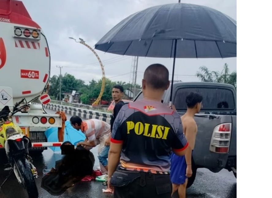 KECELAKAAN: Warga dan petugas saat mengevakuasi korban kecelakaan lalu lintas di kawasan Nur Mentaya Jalan Tjilik Riwut, Baamang, Sampit, Kamis (4/4/2024). (ISTIMEWA/RADAR SAMPIT)