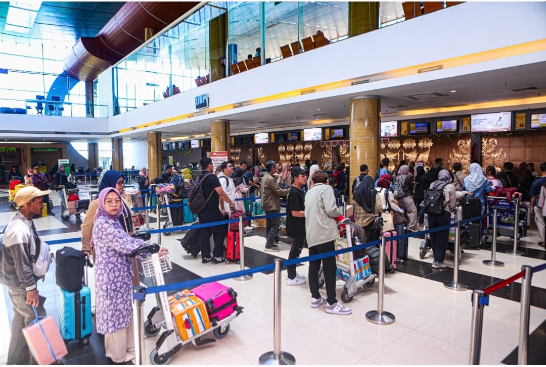 PUNCAK: Dengan tambahan extra flight, diperkirakan jumlah penumpang naik hingga 10 persen.