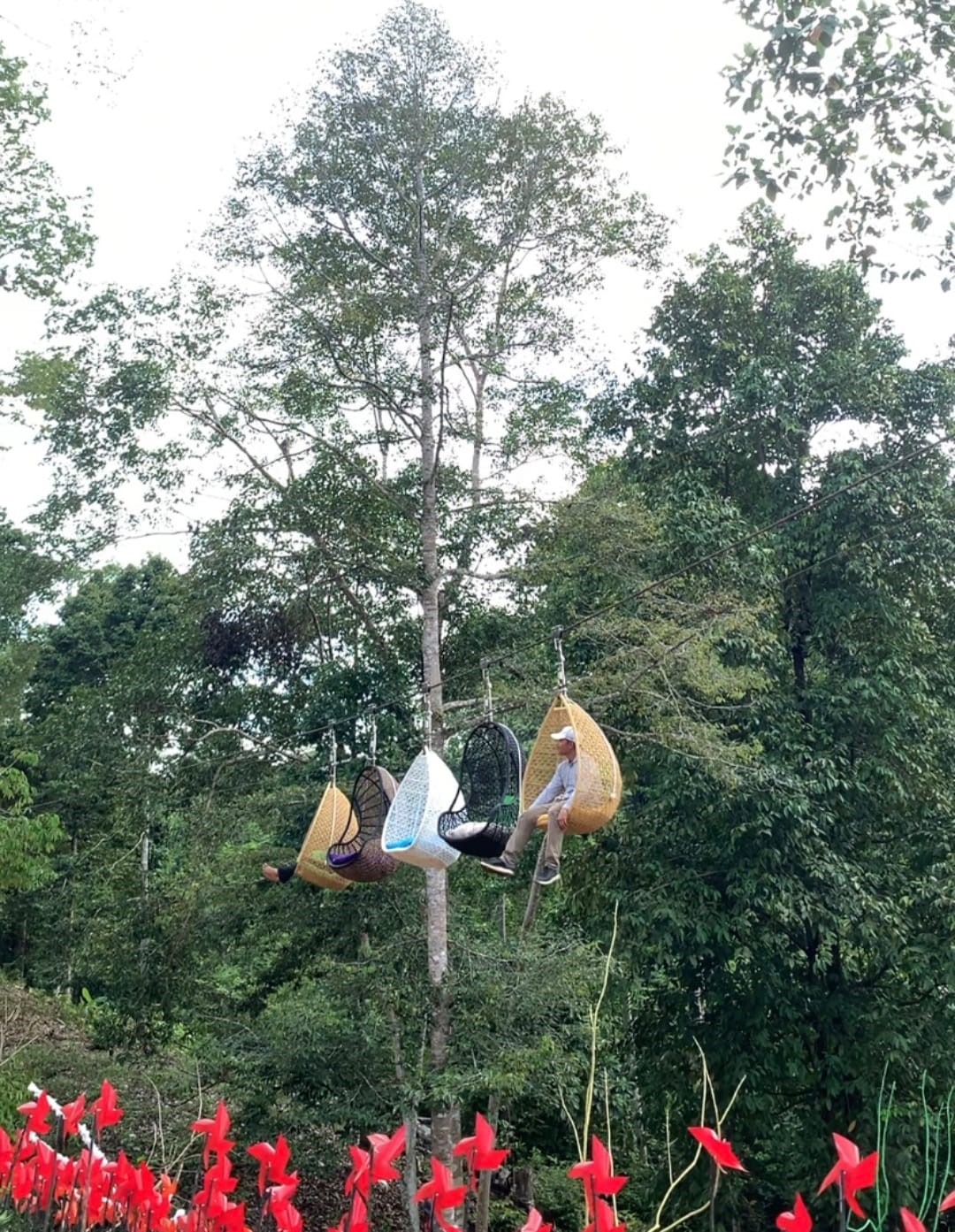 BARU: Destinasi buatan di Samarinda tawarkan berbagai wahana. Salah satu yang jadi favorit adalah rainbow slide di Wonderland Palaran. Sedangkan Keranjang Sultan di Durianland Berambai Sempaja.
