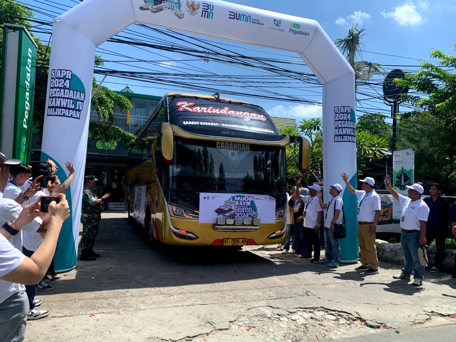 AGENDA RUTIN: Julianto melepas bus yang akan memberangkatkan pemudik dari Kaltim ke Banjarmasin, (5/4).