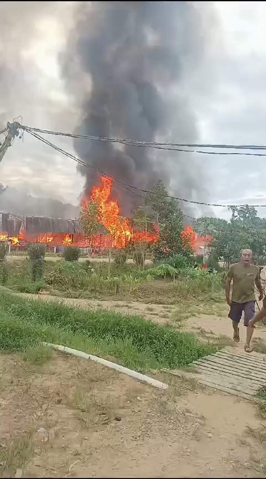 TEREKAM KAMERA WARGA: Potongan video kebakaran mes karyawan perusahaan sawit di Km 93, Desa Tepian Langsat, Bengalon, kemarin siang.