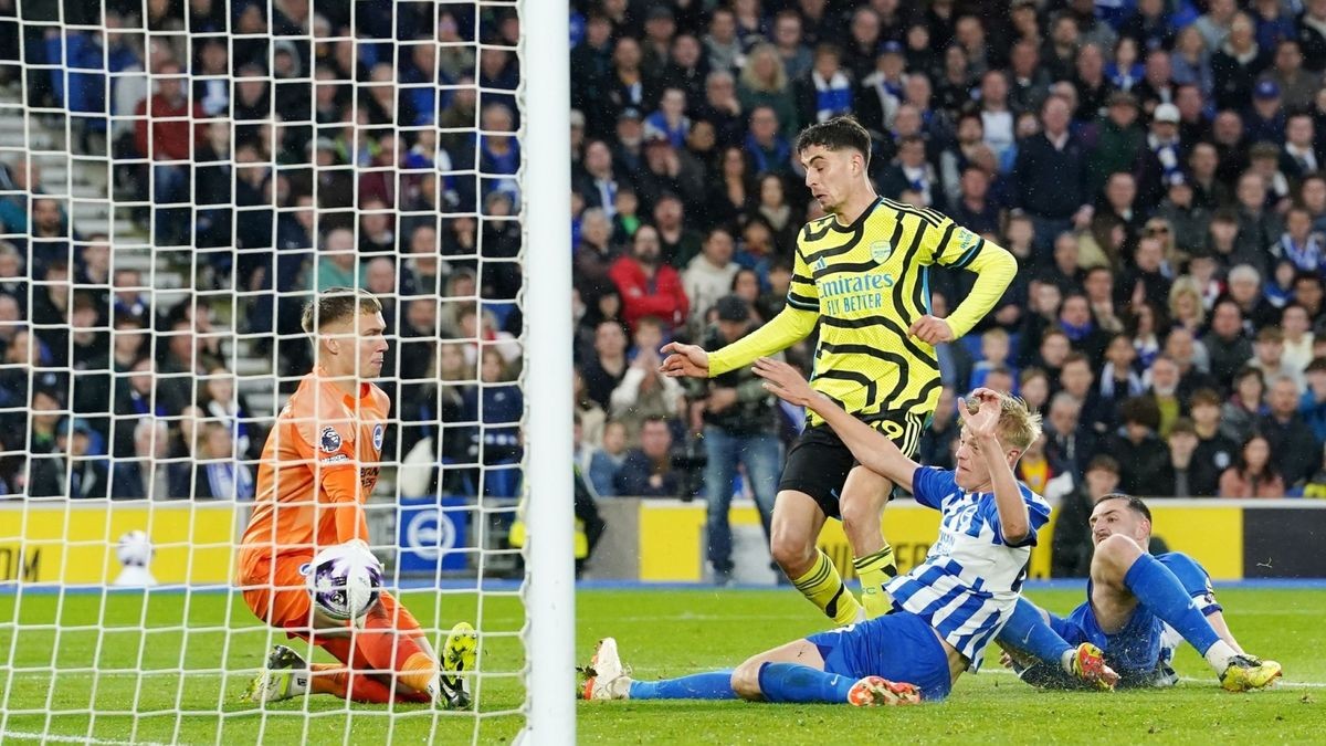 SPESIAL: Kai Havertz mencetak gol kedua Arsenal ke gawang Brighton & Hove Albion di Amex Stadium kemarin (7/4). Itu sekaligus menjadi gol keseribu di Premier League musim ini.