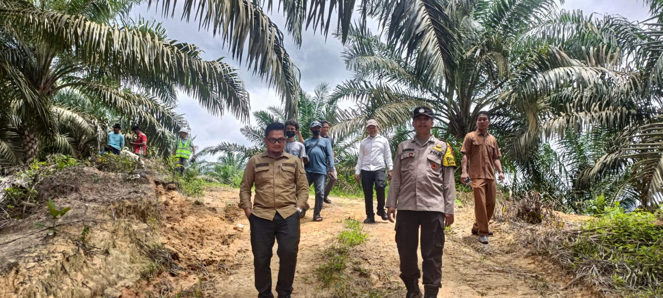 MASIH DIUSUT: Pihak DLHK saat melakukan pengecekan.