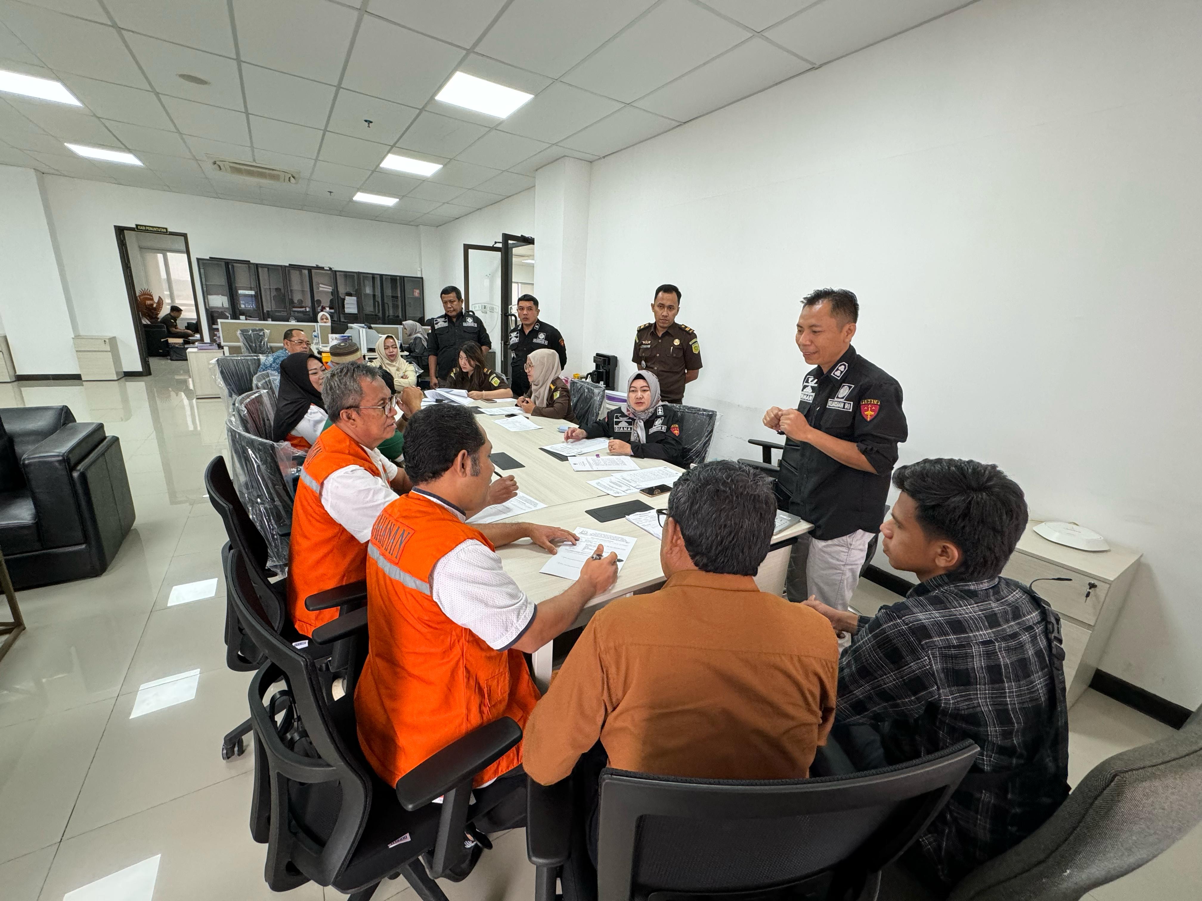 TAHAP II: Penyidik Kejati Kaltim melimpahkan tersangka dan barang bukti dugaan korupsi perumahan pegawai negeri di Kutim ke penuntut umum, Rabu (3/4).