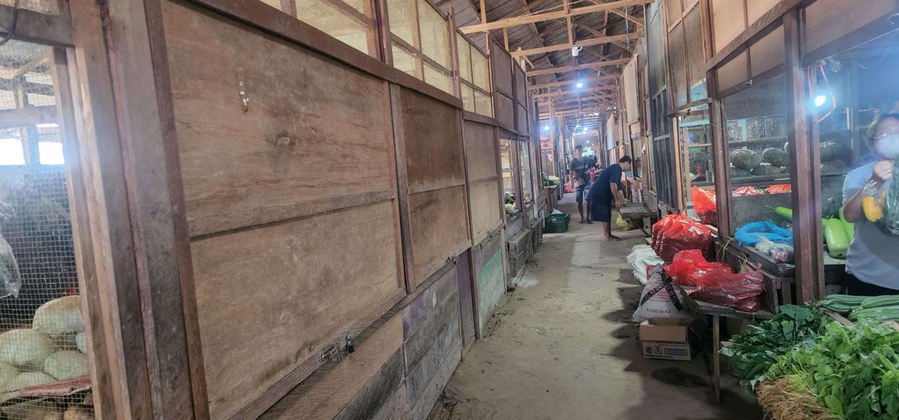 DITINGGAL MUDIK: Situasi pasar tradisional di Jaras, Barong Tongkok. Banyak lapak pedagang yang tutup karena ditinggal mudik pemiliknya.