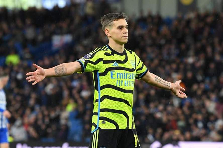 TAMPIL BEDA: Winger Arsenal Leandro Trossard berselebrasi setelah membobol gawang Brighton & Hove Albion di Amex Stadium (7/4).