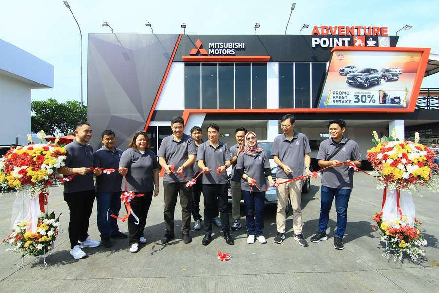 PELAYANAN TERBAIK: Mitsubishi Motors Adventure Points yang dibangun di Rest Area KM 57 A Cikampek, Jawa Barat disediakan display dan unit test drive Xforce untuk dapat dicoba para customer.