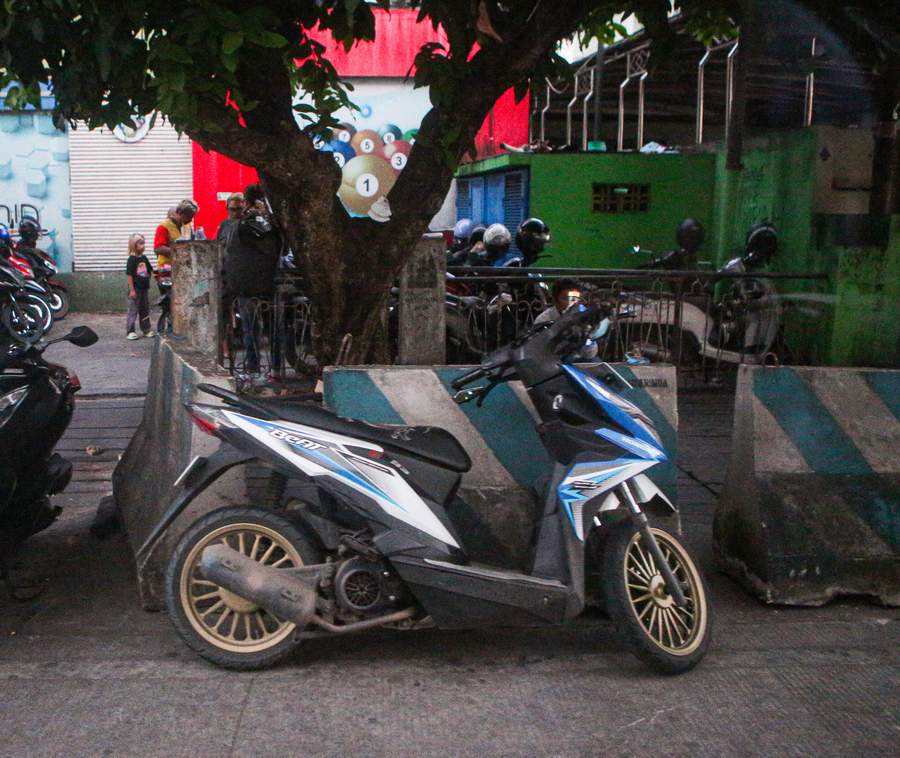 DIBERI IZIN: Dishub mengizinkan para juru parkir menata kawasan Jalan P Irian, Kecamatan Samarinda Kota, untuk dimanfaatkan sebagai tempat parkir dengan memberikan beberapa catatan.