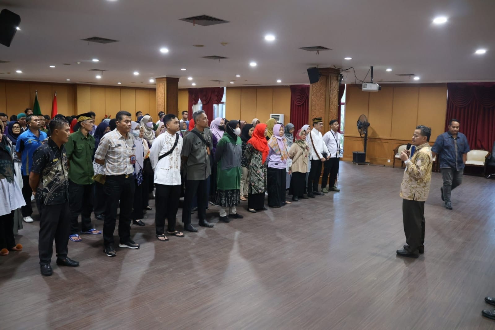 DISIPLIN: Sekkab PPU Tohar mengingatkan pegawai untuk tidak menambah hari libur.