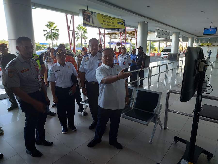 MEMANTAU: Kepala BLU Kantor UPBU Juwata Tarakan Bambang Hartato menunjukkan data pergerakan penumpang, Kamis (4/4).