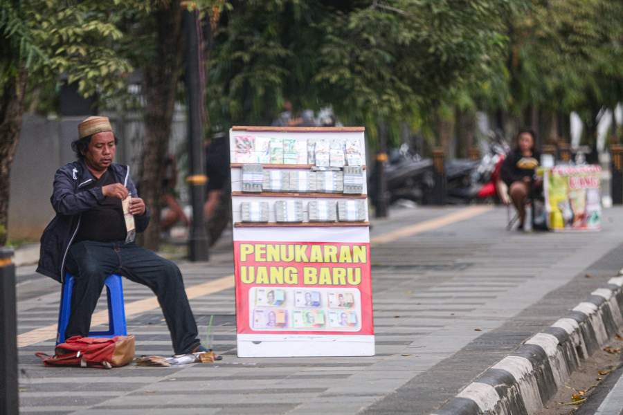 MENJAMUR: Mendekati Lebaran, penyedia jasa tukar uang baru semakin banyak terlihat. Salah satunya di sisi Jalan Kesuma Bangsa, Samarinda.