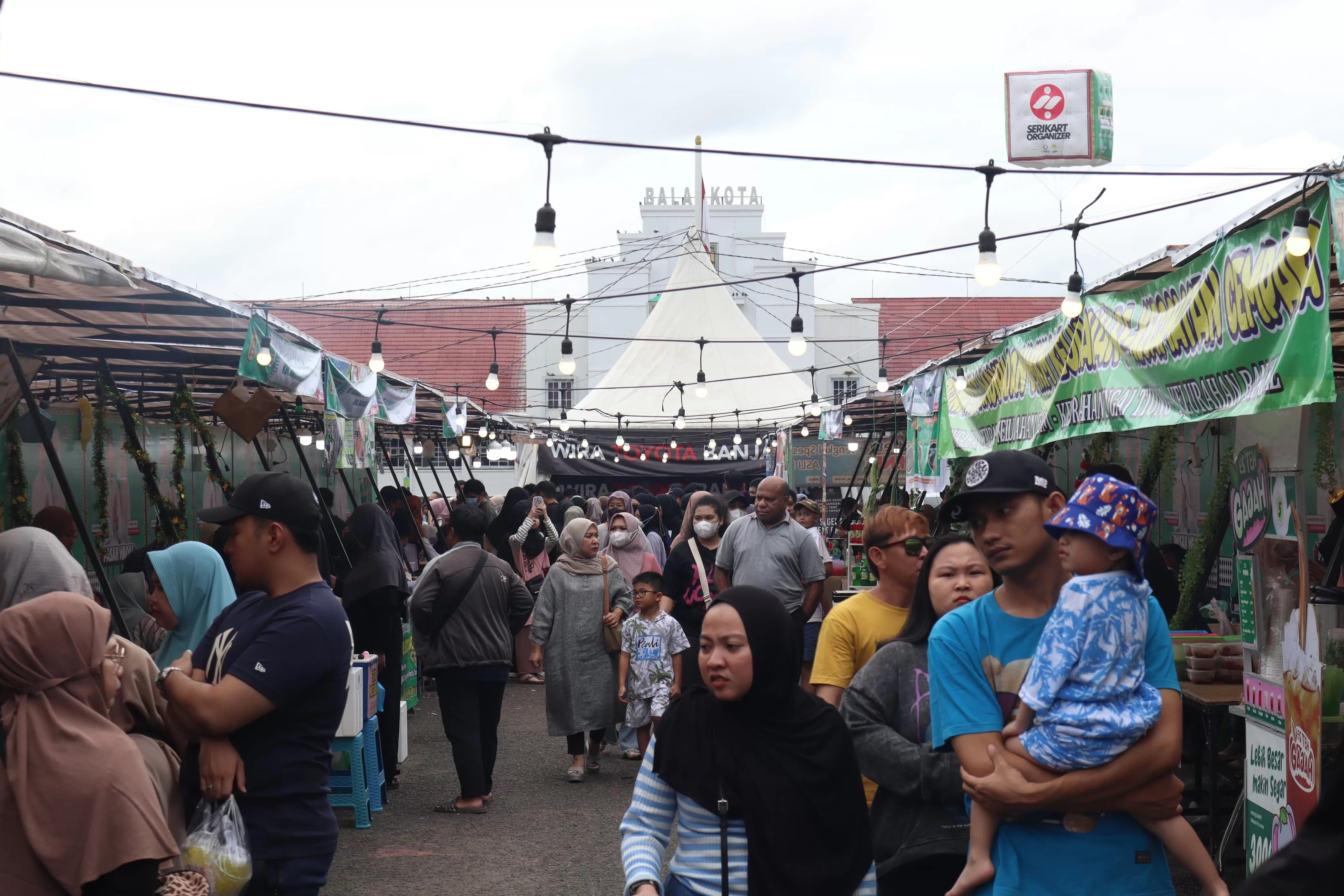 SELALU RAMAI: Suasana di BRF 2024 di Lapangan Murjani, Banjarbaru.(foto:M Fadlan Zakiri/Radar Banjarmasin)