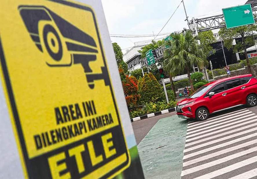 JANGAN MELANGGAR: Kendaraan bermotor melintas di jalan dengan informasi papan rambu petunjuk ETLE. (Ilustrasi/Dimas Maulana/Jawa Pos)