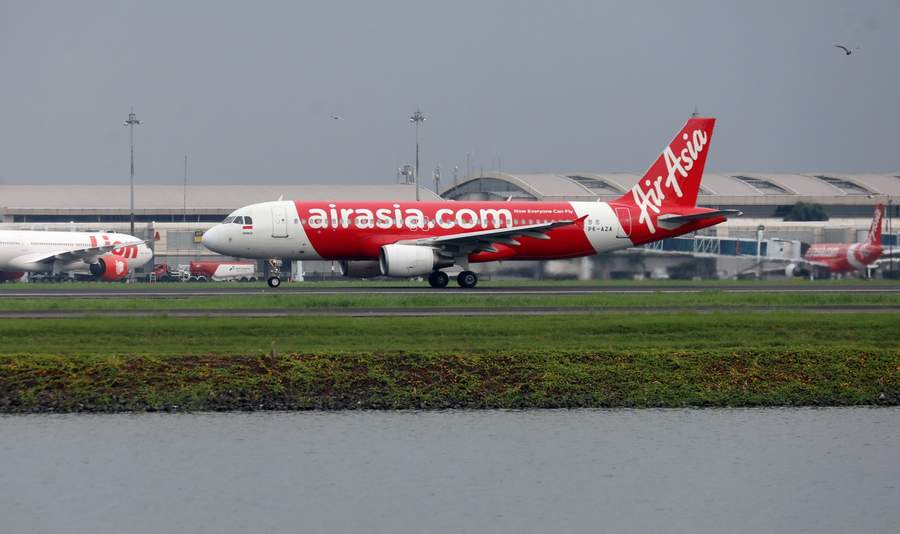 PERMINTAAN MENINGKAT: Pesawat Indonesia AirAsia akan lepas landas di Bandara Internasional Juanda beberapa waktu lalu.
