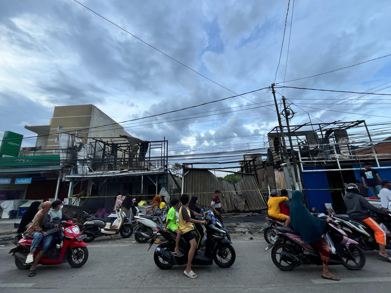 TINGGAL PUING: Tiga bangunan di Jalan Kemuning, Kecamatan Sungai Kunjang, hangus dilahap si jago merah. Peristiwa tersebut juga menewaskan satu orang.