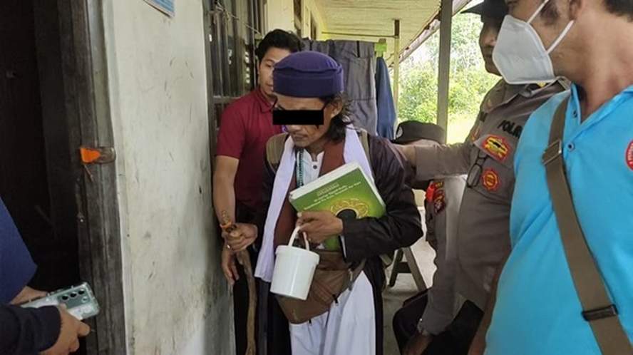 Seorang pria yang diduga mengidap gangguan jiwa alias ODGJ harus diamankan aparat keamanan untuk diobati.