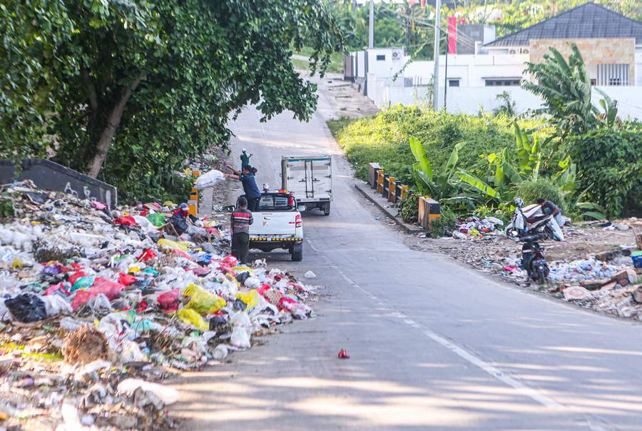 HARUS TAAT: Warga diminta menyimpan sampah selama dua hari di momen Lebaran, mengingat jumlah tim pengangkut berkurang meski tetap ada petugas yang disiagakan.