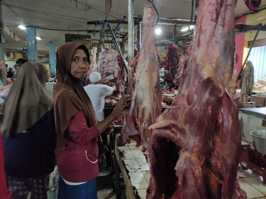 KIAN MEROKET: Suasana pedagang daging sapi di PPM Sampit, Minggu (7/4/2024). Harga daging sapi meroket seiring dengan naiknya kebutuhan konsumen menjelang Lebaran. (YUNI/RADAR SAMPIT)