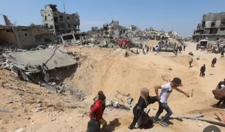 Dalam Keaadan Hancur, Warga Palestina Tetap Kembali Ke Rumah Mereka di Khan Younis. (Ahmed Zaqout/Anadolu/Getty Images)