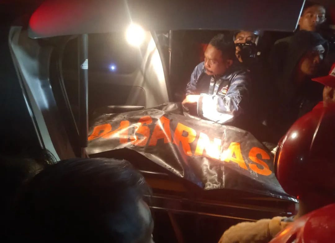 Evakuasi korban kebakaran di Samarinda.