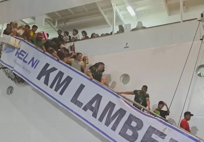 Pemudik mengantre untuk turun dari KM Lambelu pada arus mudik Lebaran 2024 di Pelabuhan Makassar, Senin (8/4). (Darwin Fatir/Antara)