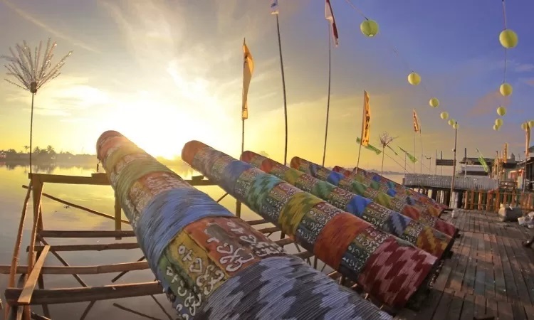 Festival Meriam Karbit merupakan pengingat akan keberanian dan semangat kebersamaan, dengan nilai sejarah berdirinya Kota Pontianak. (Sumber Foto : dok menpan)