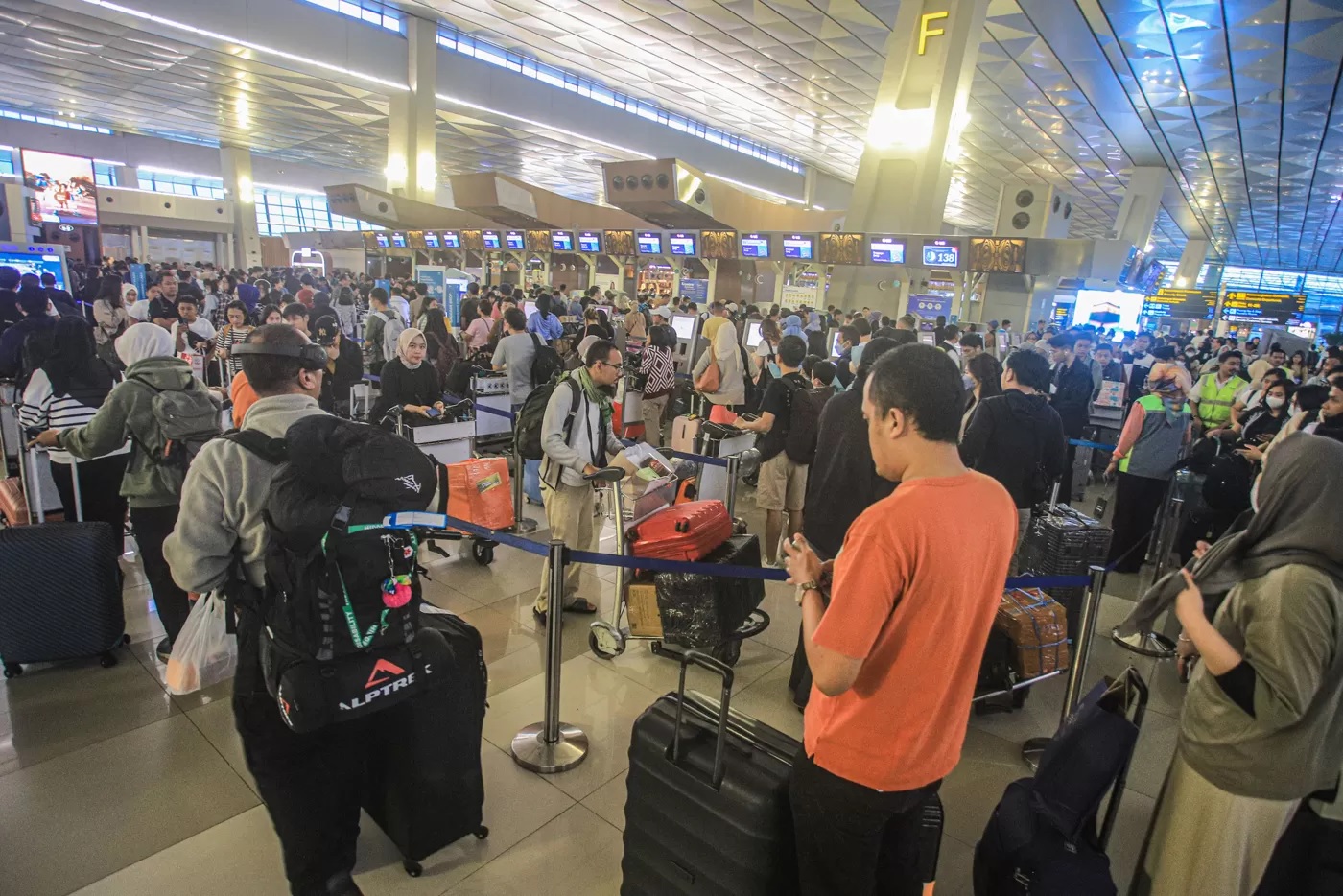 Sejumlah pemudik memadati counter ceck-in Terminal 3, Bandara Soekarno-Hatta, Tangerang, Sabtu (06/04/2024). (HANUNG HAMBARA/JAWA POS)