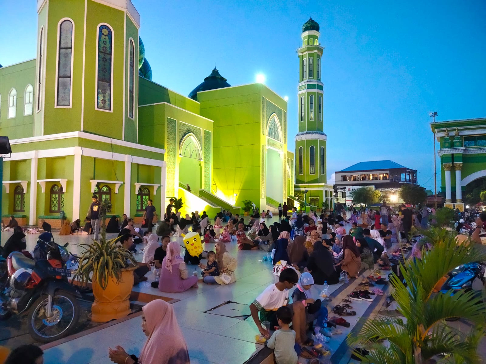 FAVORIT:  Halaman Masjid Agung Nurul Falah di Tanah Grogot, Kabupaten Paser, ini jadi salah satu destinasi favorit ngabuburit dan berbuka puasa bersama.