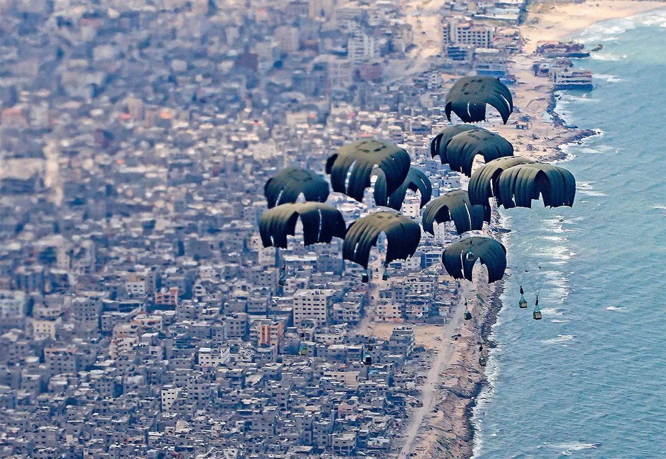 ILUSTRASI. Pengiriman bantuan untuk warga Gaza melalui udara. (AFP)