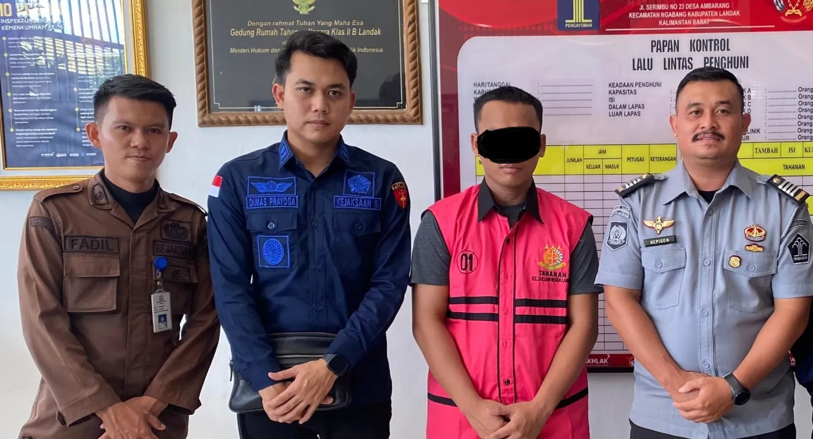 Pelimpahan tersangka dan barang bukti (tahap II) perkara tindak pidana cukai dengan tersangka berinisial M dari penyidik Bea Cukai Provinsi Kalimantan Barat. (KEJARI LANDAK)