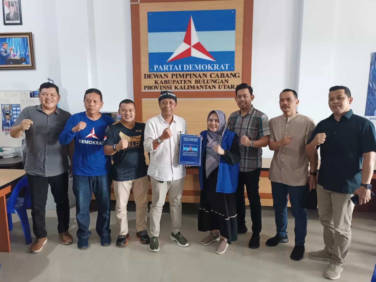 PILBUP: Relawan Bela Syarwani mengambil formulir pendaftaran penjaringan di DPC Partai Demokrat Bulungan.