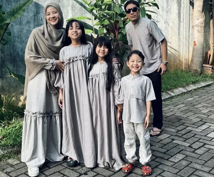 Natasya dan Desta beserta anak.
