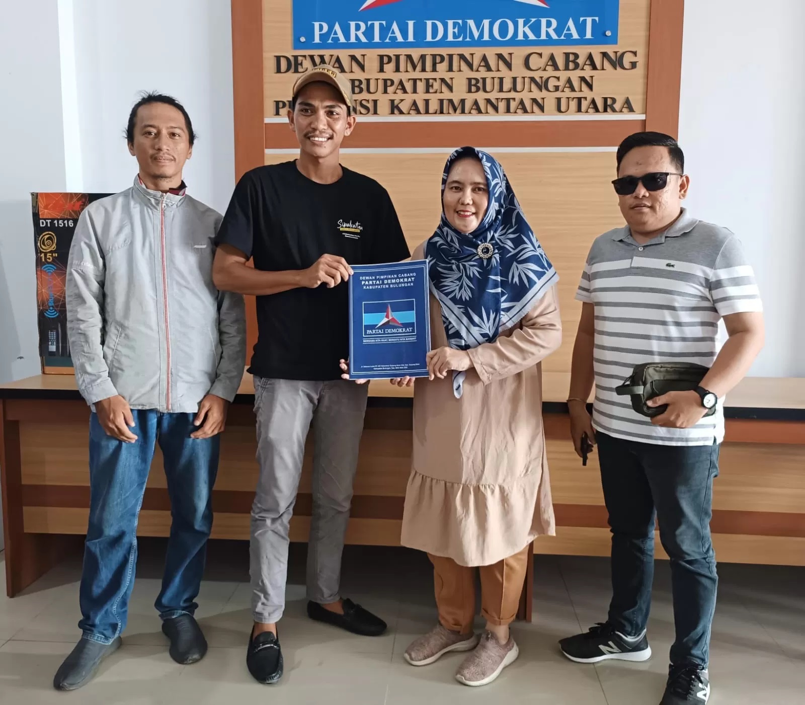 PILBUP: Tim Mabar mengambil formulir pendaftaran calon bupati di Sekretariat DPC Partai Demokrat Bulungan. FOTO: IWAN K/RADAR TARAKAN