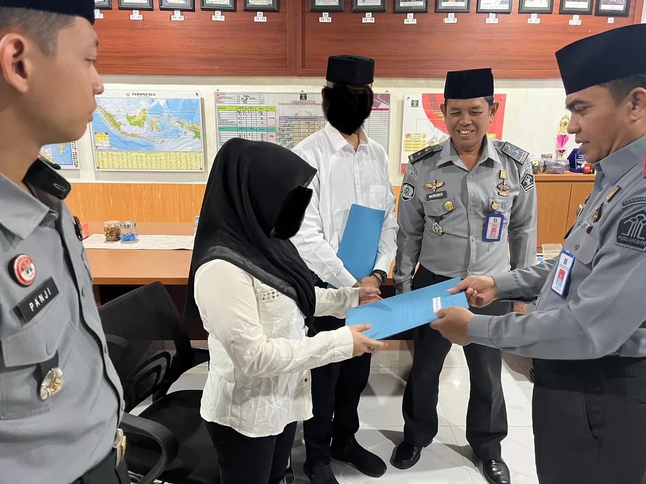 REMISI : Pemberian remisi secara simbolis dilakukan oleh Kalapas Tarakan Sutarno kepada warga binaan.