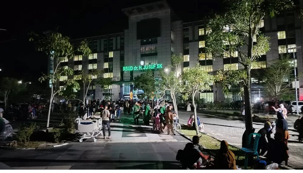 Pasien RSUD dr. H. Jusuk SK dievakuasi keluar dari dalam gedung rumah sakit.