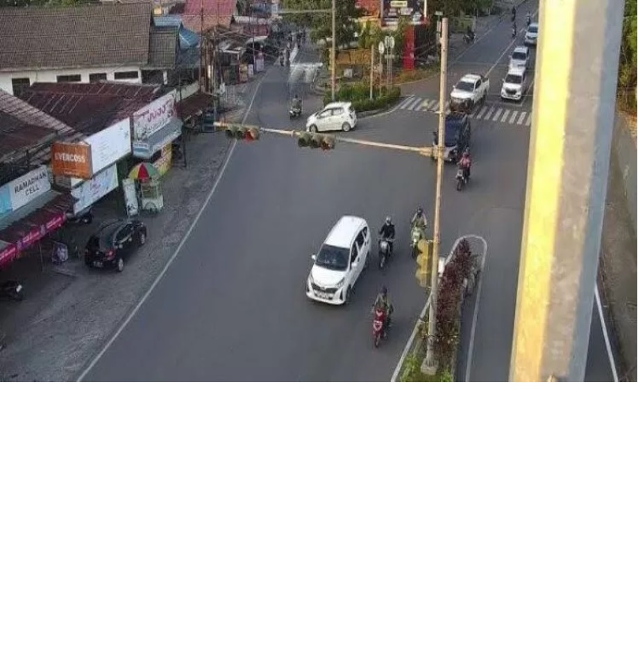 DIKAJI. Simpang jalan Karang Paci selalu dihiasi kemacetan setiap harinya.