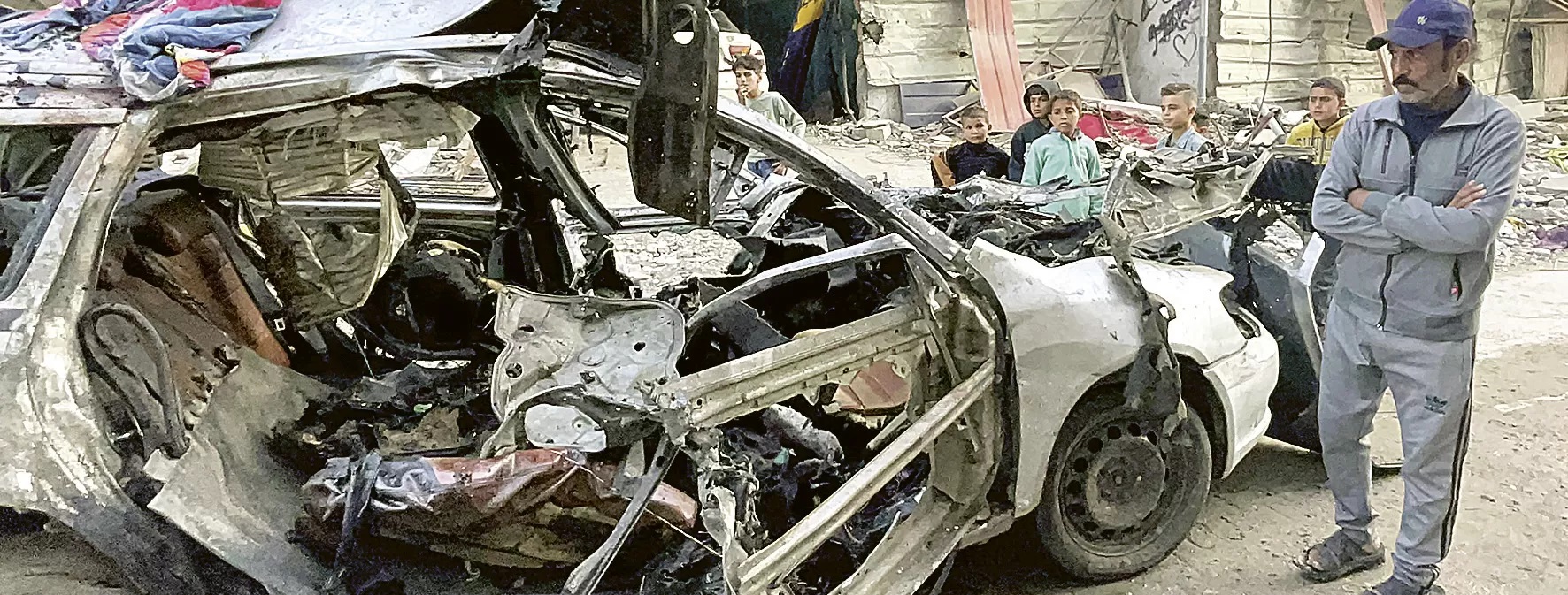 BUKTI PEMBANTAIAN: Mobil yang ditumpangi tiga anak dan empat cucu Ismail Haniyeh. Mobil itu hancur dihajar rudal Israel saat Idul Fitri, Rabu (10/4). (AFP)