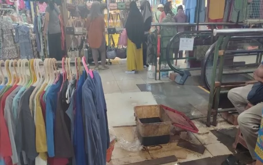 MEMBUTUHKAN PERBAIKAN. Atap bocor di beberapa kios pedagang membuat barang dagangan mereka juga ikut terimbas. (MELI/SAPOS)