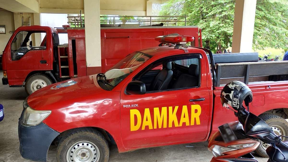 BUTUH PERHATIAN : Dua armada damkar di Pos Barong Tongkok, Kubar, yang dipaksakan beroperasi.