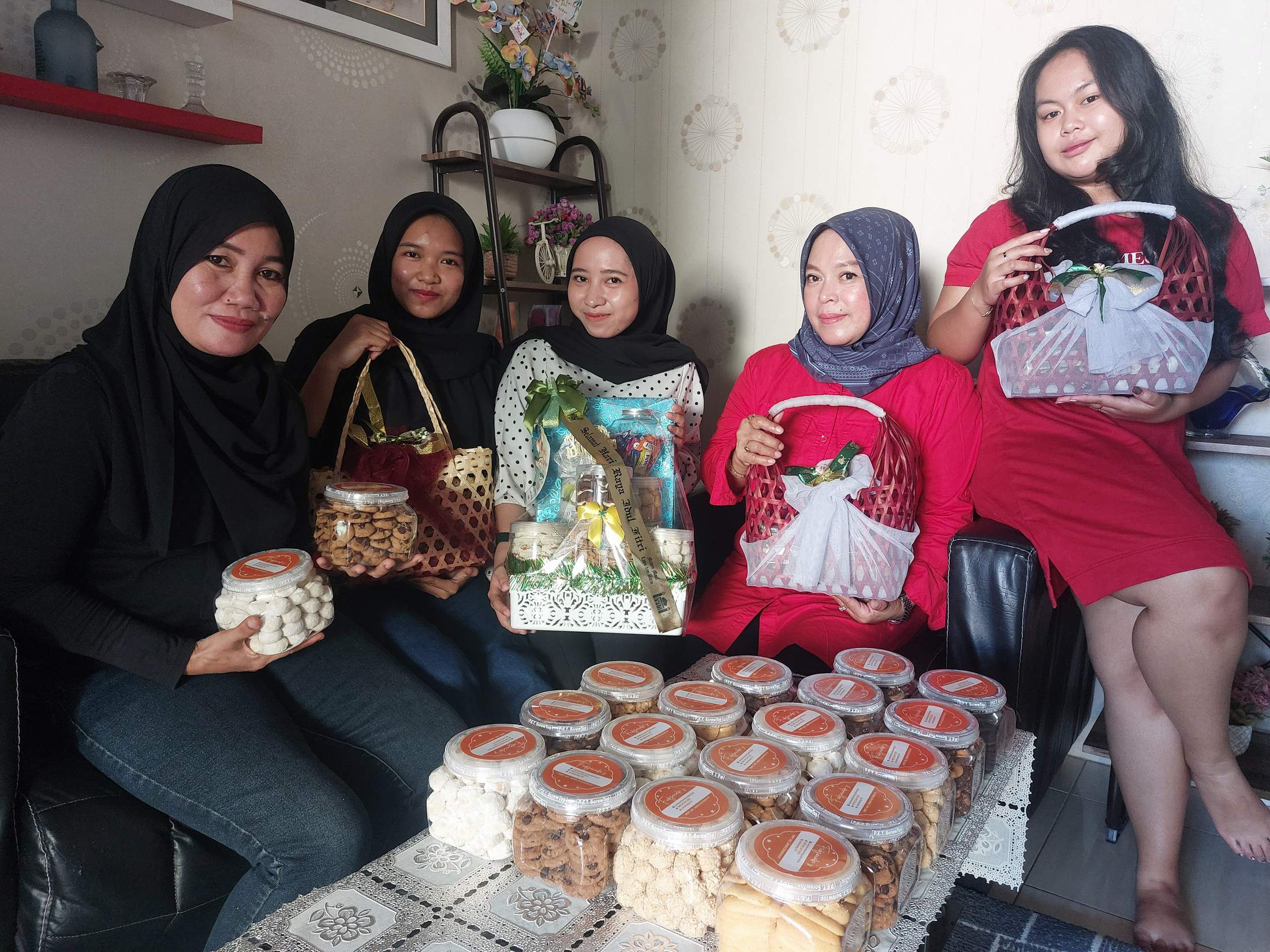 MENINGKAT: Tingginya peminat juga membuat Lala (baju merah, berjilbab) menambah tenaga freelance. Sedikitnya tujuh orang yang membantunya menyelesaikan pesanan.