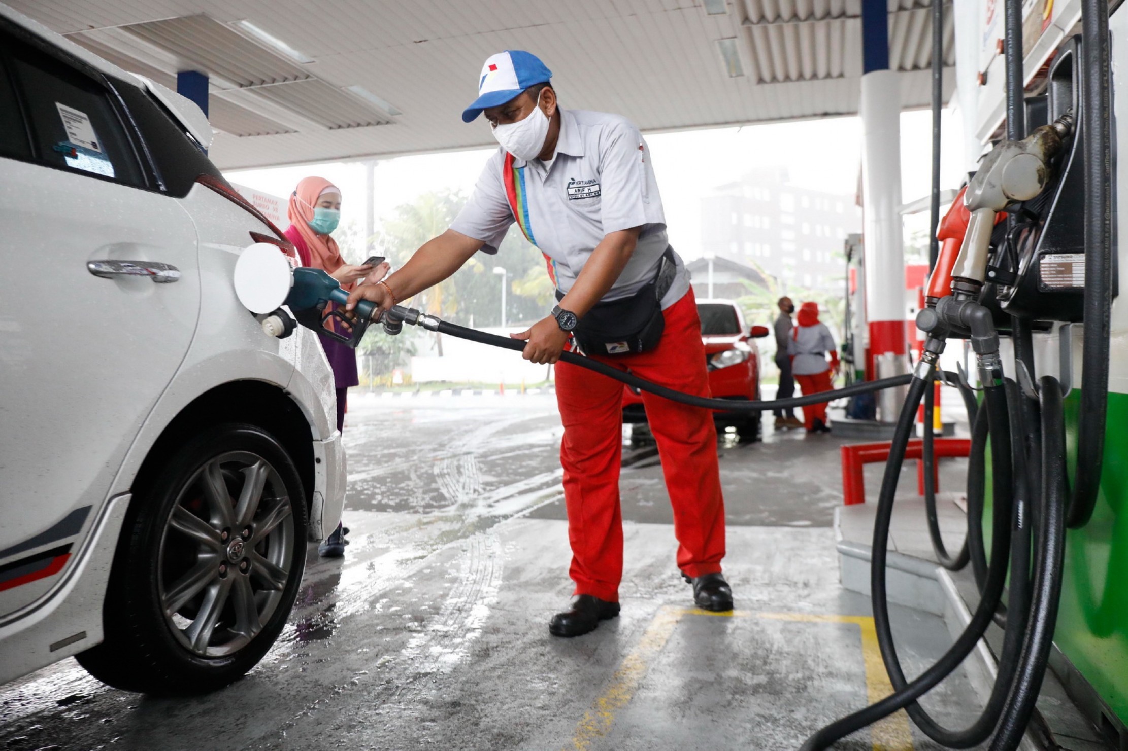 PERTAMAX MELESAT: Aktivitas pengisian bahan bakar pertamax kendaraan bermotor di salah satu SPBU di Surabaya menjelang Lebaran. Peningkatan permintaan terjadi pada BBM pertamax series.