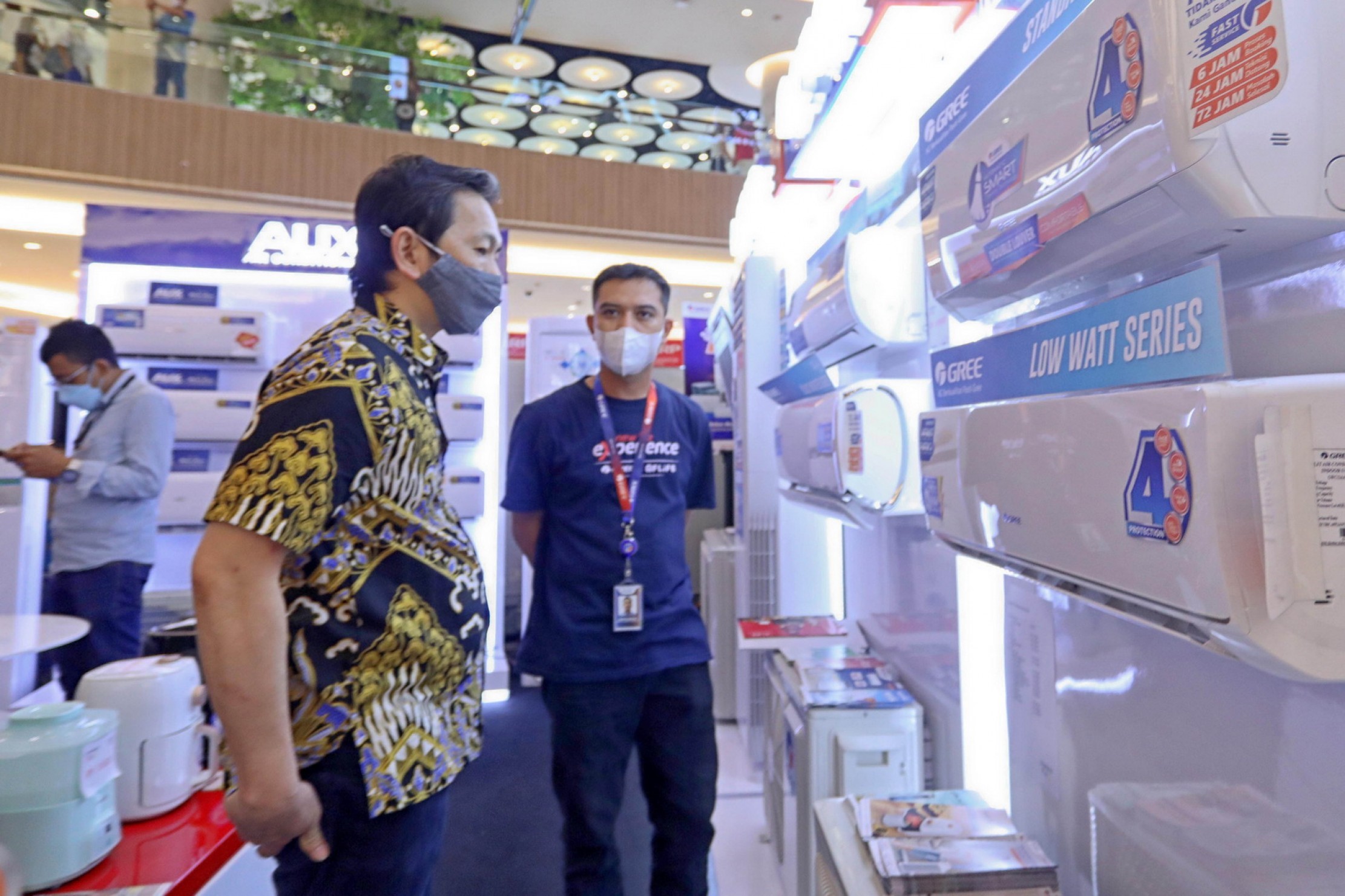 KEBIJAKAN BARU: Pengunjung melihat produk AC dalam pameran elektronik di Surabaya beberapa waktu lalu. Kementerian Perindustrian mengeluarkan Permenperin 6/2024 tentang Tata Cara Penerbitan Pertimbang