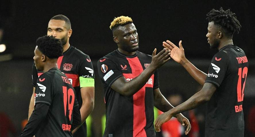 MENANG 2-0: Striker Bayer Leverkusen Victor Boniface (kiri) melakukan high five dengan kapten-bek Jonathan Tah di BayArena (12/4).