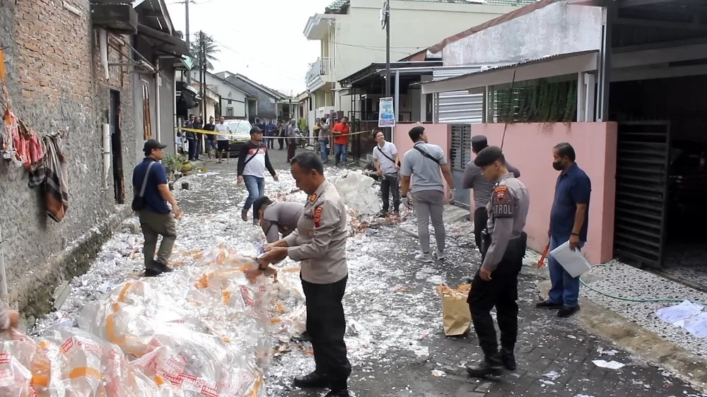 PICU KERUSAKAN: Petugas mengecek lokasi meletusnya balon udara bermercon di area Perumahan Puri Pesona Kota Mungkid, Kabupaten Magelang, Jumat (12/4).&nbsp;