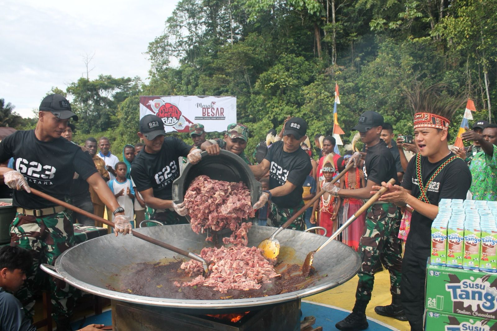 BERBAGI: Bobon Santoso bersama Satgas Yonif 623/BWU menggelar Masak Besar di Kampung Konja Raya, Distrik Aifat, Kabupaten Maybrat, Provinsi Papua Barat Daya.