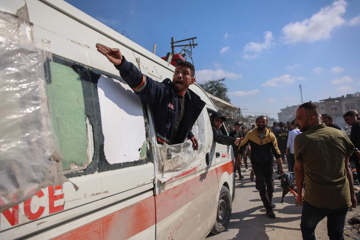 BALASAN: Petugas medis Palestina mengangkut korban ke dalam ambulans menyusul pemboman Israel di kawasan pasar Firas di Kota Gaza pada 11 April 2024.